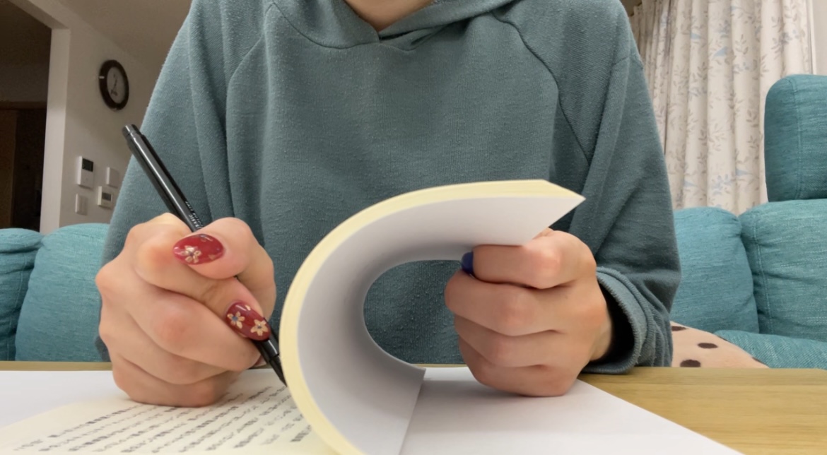 本のページをペンで塗る